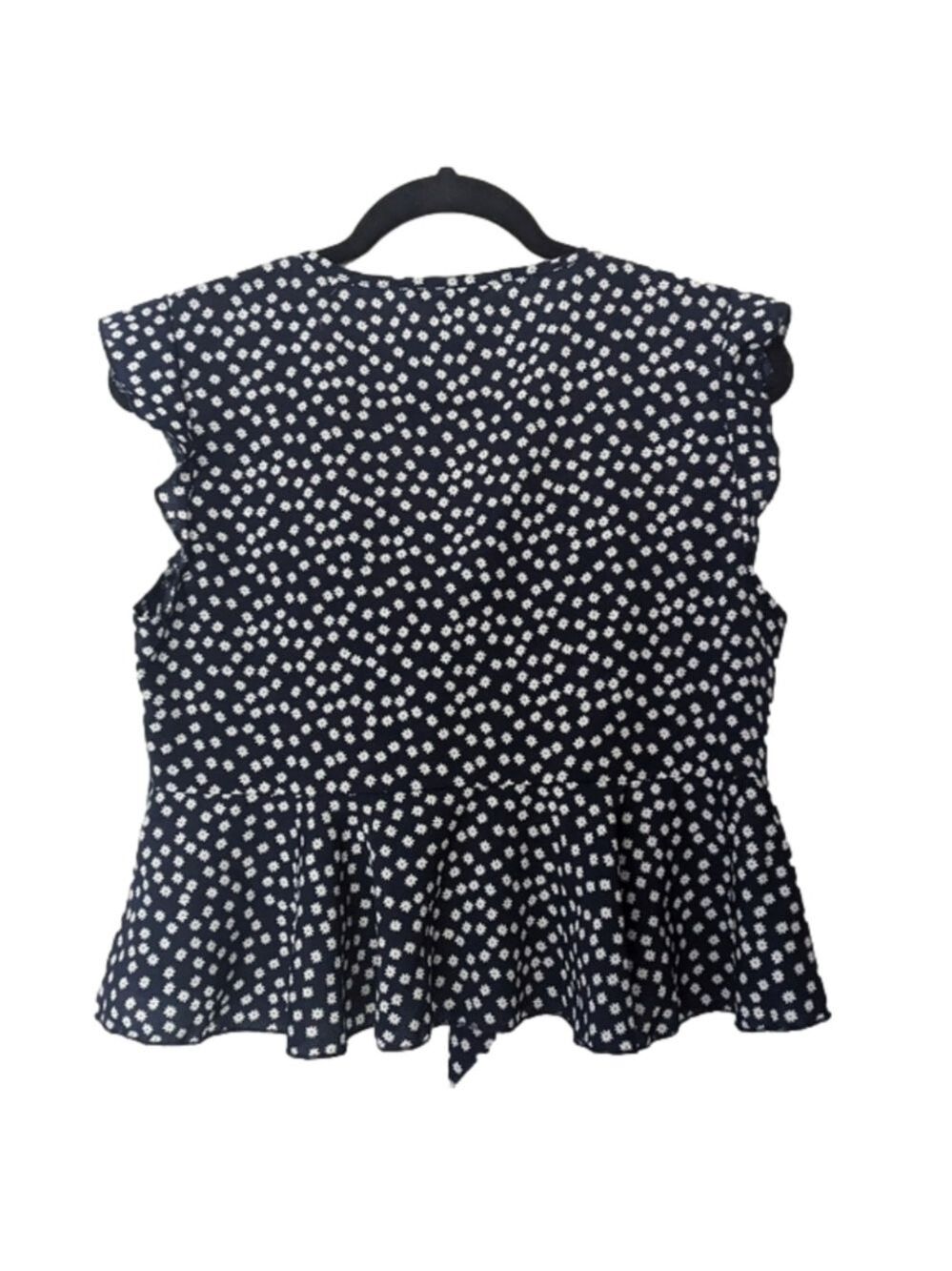 5/$20!! SHEIN Floral print front tie cropped top - Picture 4 of 7